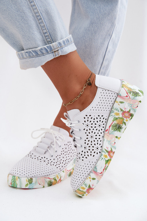 Pelle con elementi traforati scarpe Femminile con una piattaforma Artiker 54C1604 Colore bianco