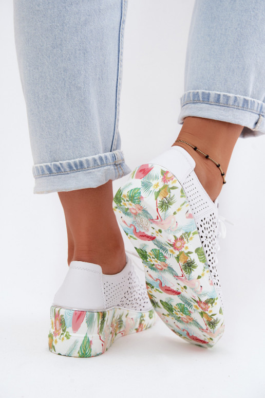 Pelle con elementi traforati scarpe Femminile con una piattaforma Artiker 54C1604 Colore bianco