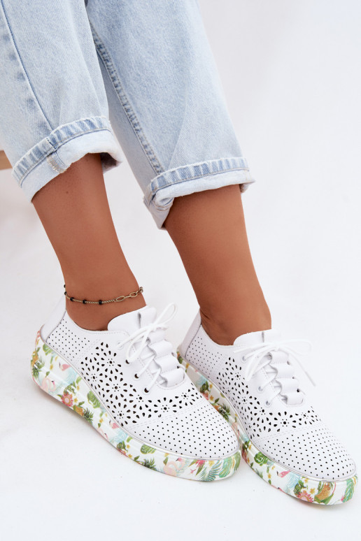 Pelle con elementi traforati scarpe Femminile con una piattaforma Artiker 54C1604 Colore bianco