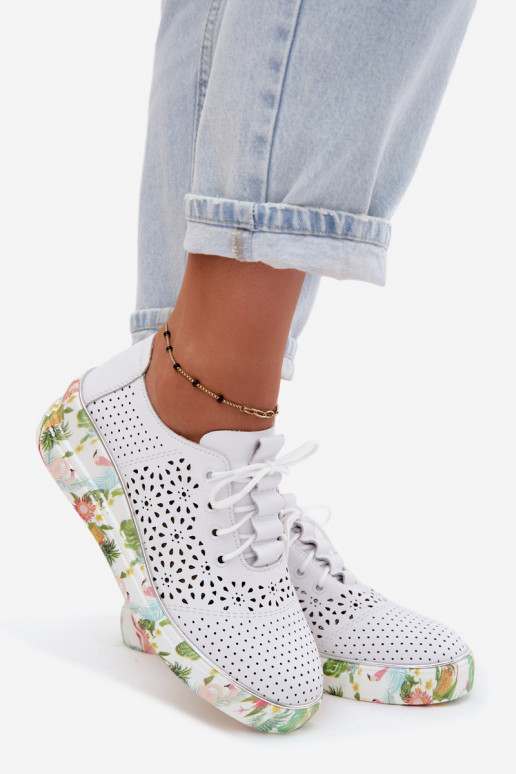 Pelle con elementi traforati scarpe Femminile con una piattaforma Artiker 54C1604 Colore bianco