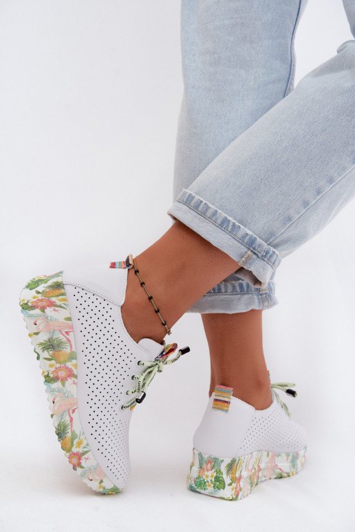Pelle scarpe con una piattaforma Artiker 58C0598 Colore bianco