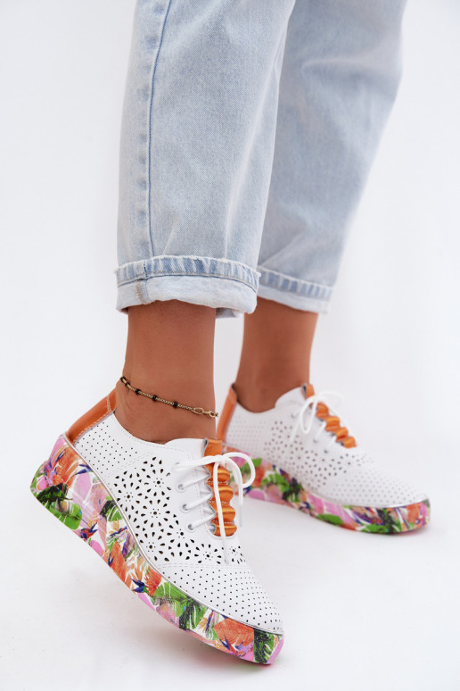 Pelle con elementi traforati scarpe Femminile con una piattaforma con scritti Artiker 56C1802 Bianco-colore arancione