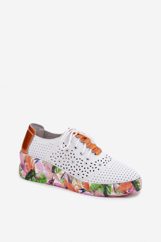 Pelle con elementi traforati scarpe Femminile con una piattaforma con scritti Artiker 56C1802 Bianco-colore arancione