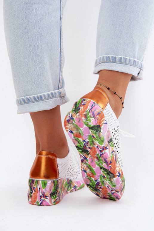 Pelle con elementi traforati scarpe Femminile con una piattaforma con scritti Artiker 56C1802 Bianco-colore arancione