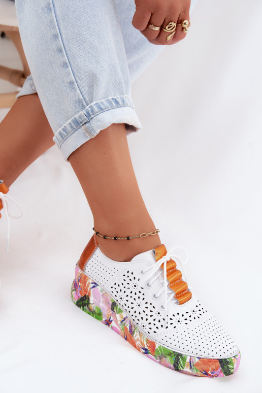 Pelle con elementi traforati scarpe Femminile con una piattaforma con scritti Artiker 56C1802 Bianco-colore arancione
