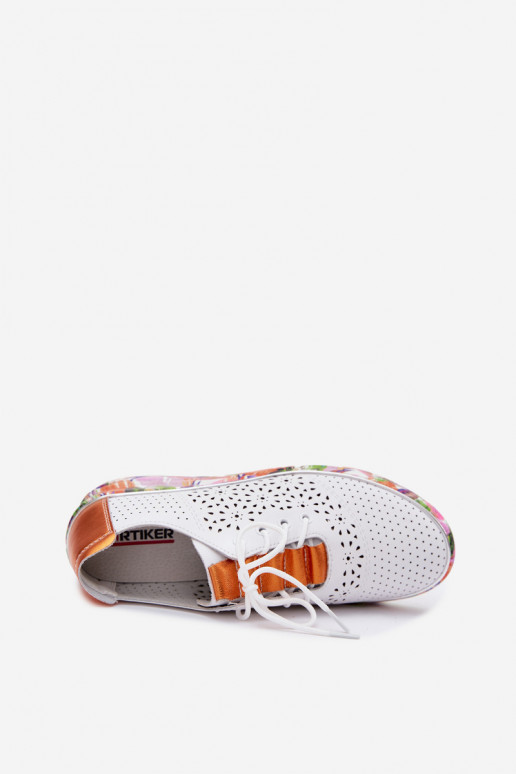 Pelle con elementi traforati scarpe Femminile con una piattaforma con scritti Artiker 56C1802 Bianco-colore arancione