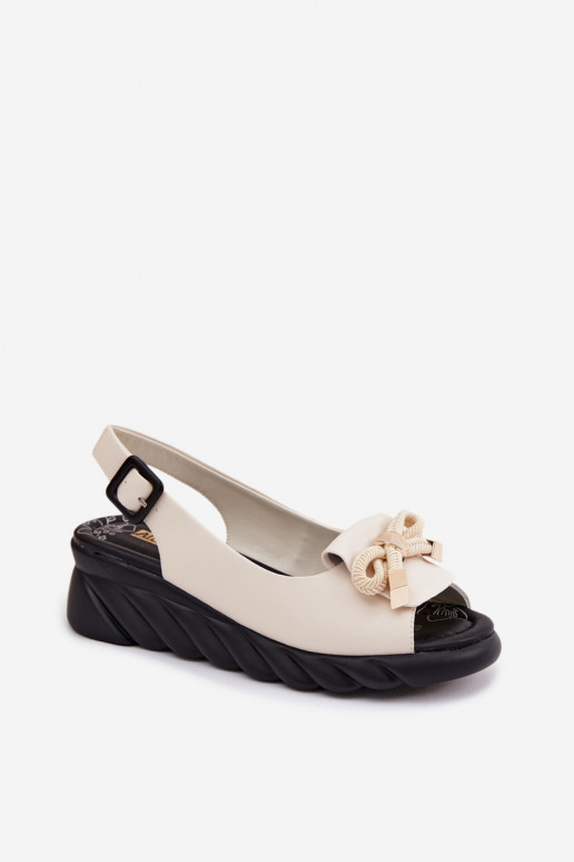 Sandali da donna Femminile con una piattaforma con ornamenti Artiker 58C0054 beige