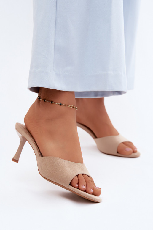 Ciabatte in suede sintetico color sabbia con tacco sottile Melissea