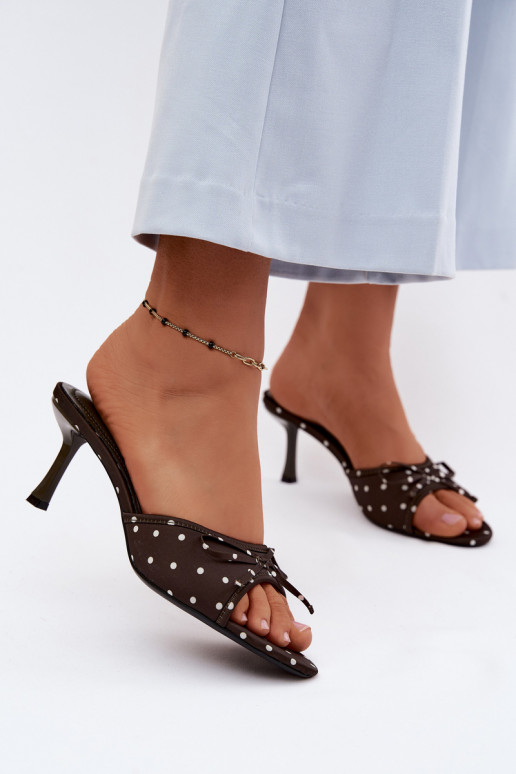 Pantofole da donna con fiocchi e pois su tacco sottile di colore verde di Shinea