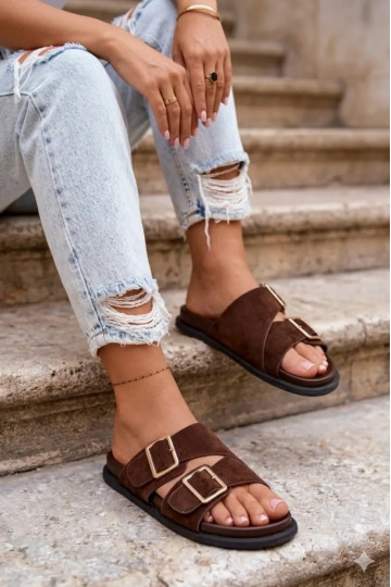 Pantofole color cioccolato da donna in suede sintetico con fibbie dorate Selissea 2