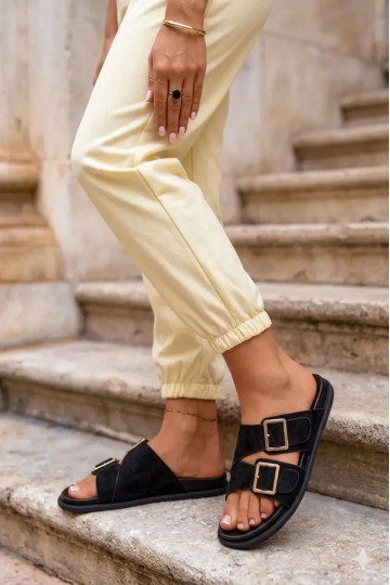 Pantofole in faux suede nere con fibbie dorate Selissea