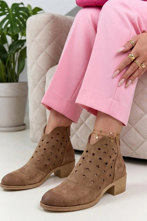 Stivaletti beige con lacci su un piedistallo Potocki