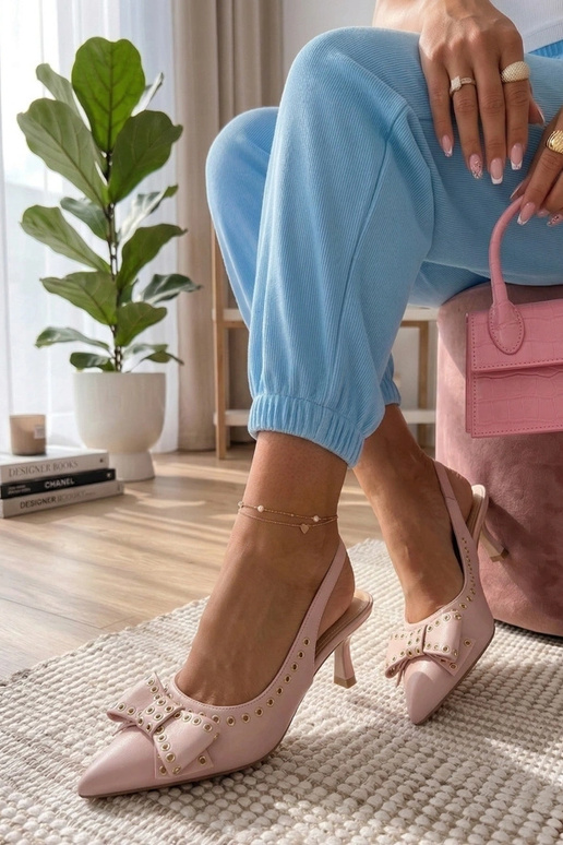 Décolleté rosa con apertura sul tallone decorate con un nastro Evangeline