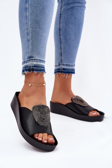 Ciabatte in pelle nere da donna con ornamenti KV51-028