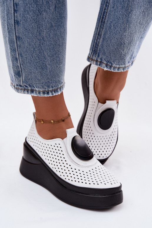 Scarpe bianche da donna con elementi traforati e piattaforma decorativa