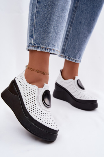 Scarpe bianche da donna con elementi traforati e piattaforma decorativa 2