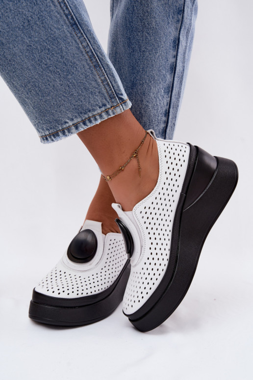 Scarpe bianche da donna con elementi traforati e piattaforma decorativa