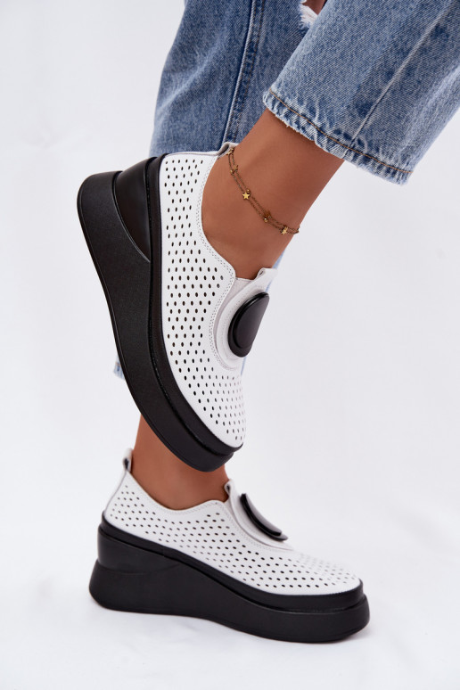 Scarpe bianche da donna con elementi traforati e piattaforma decorativa