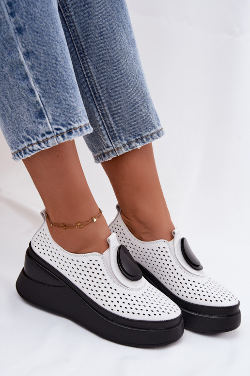 Scarpe bianche da donna con elementi traforati e piattaforma decorativa