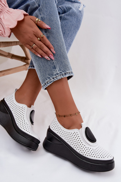 Scarpe bianche da donna con elementi traforati e piattaforma decorativa
