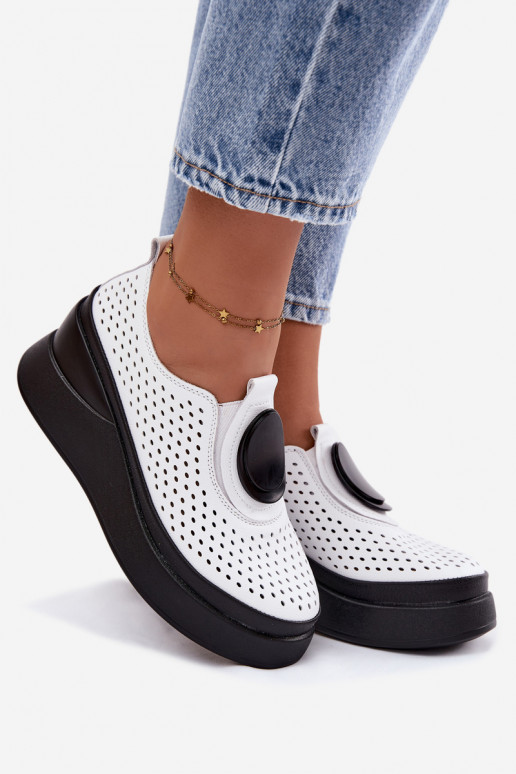 Scarpe bianche da donna con elementi traforati e piattaforma decorativa
