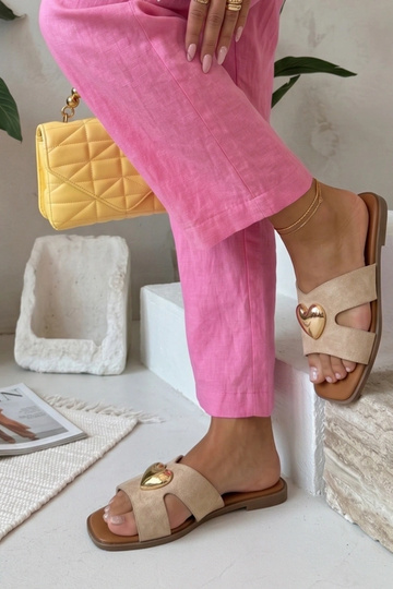 Ciabatte color sabbia decorate con un cuore dorato Lucrezia 2