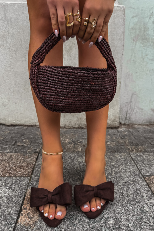Pantofole da donna con tacco sottile e fiocchi in suede cioccolato Tai turignolia