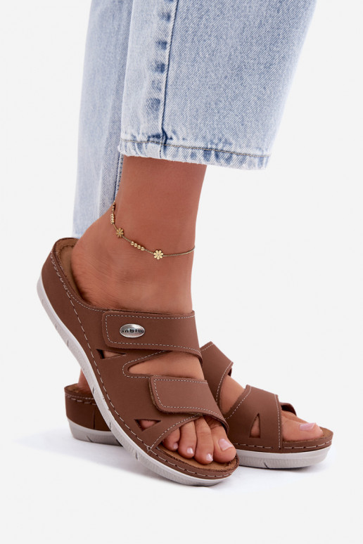 Pantofole in pelle da donna marroni con chiusure adesive Inblu OE0001GU