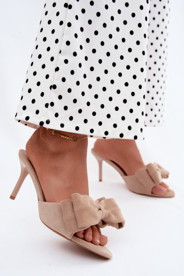Pantofole da donna con tacco sottile e fiocchi in suede sabbia Tai turignolia