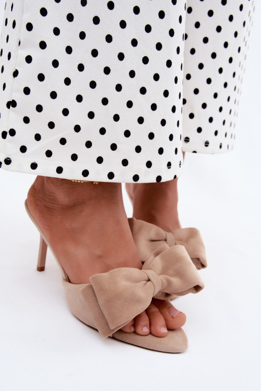Pantofole da donna con tacco sottile e fiocchi in suede sabbia Tai turignolia