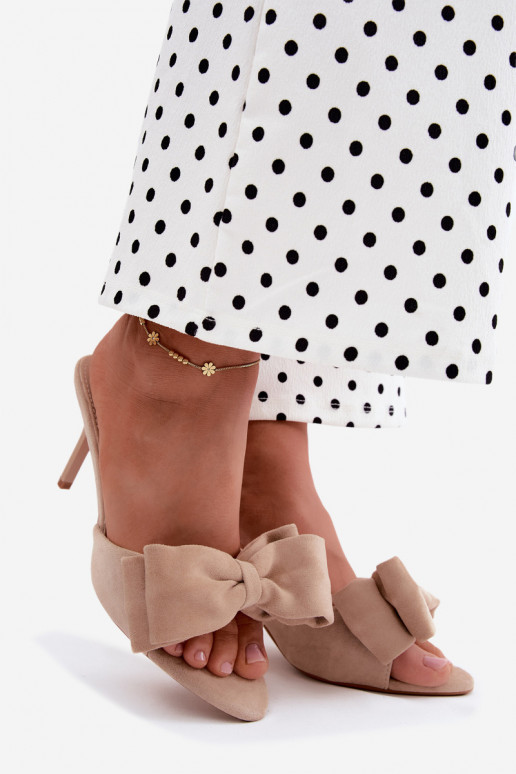 Pantofole da donna con tacco sottile e fiocchi in suede sabbia Tai turignolia