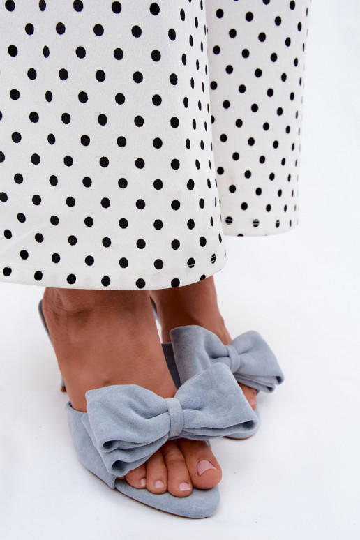 Pantofole da donna con tacco sottile e fiocchi in suede blu Tai turignolia