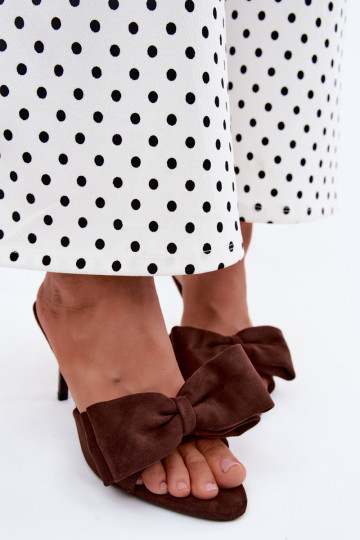 Pantofole da donna con tacco sottile e fiocchi in suede cioccolato Tai turignolia