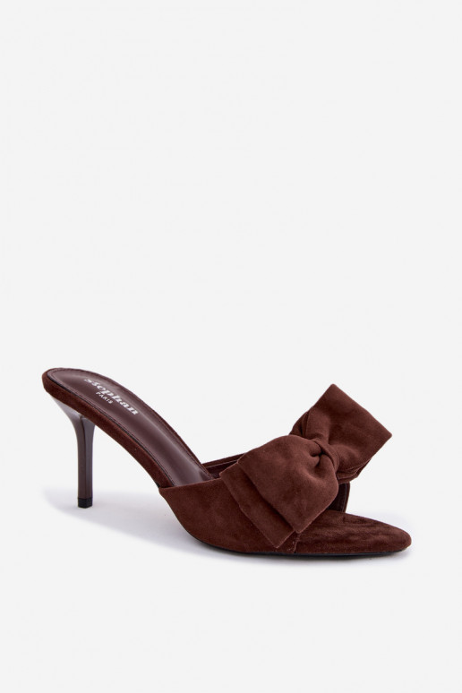 Pantofole da donna con tacco sottile e fiocchi in suede cioccolato Tai turignolia