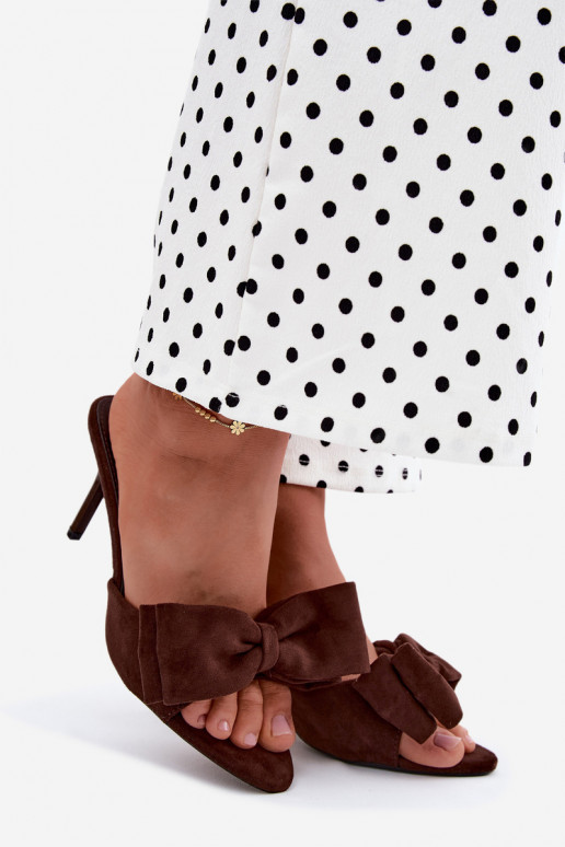 Pantofole da donna con tacco sottile e fiocchi in suede cioccolato Tai turignolia