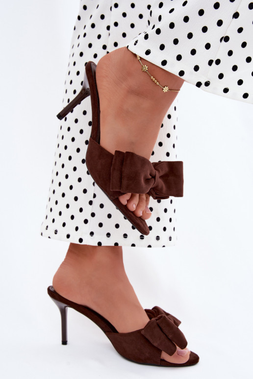Pantofole da donna con tacco sottile e fiocchi in suede cioccolato Tai turignolia