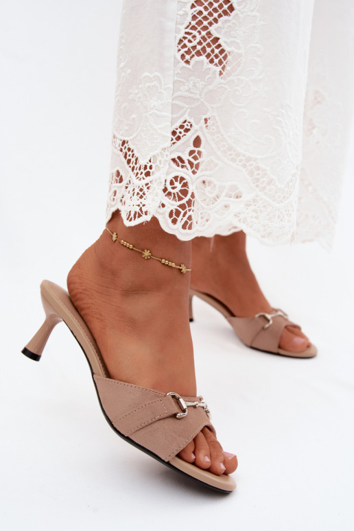 Ciabatte beige da donna con tacco sottile e dettagli decorativi Poppia
