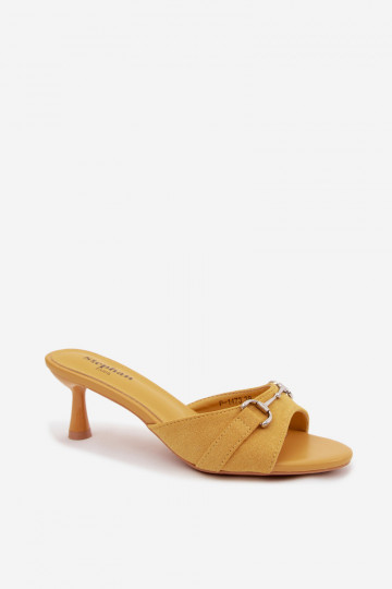 Ciabatte gialle da donna con tacco sottile e dettagli decorativi Poppia 2