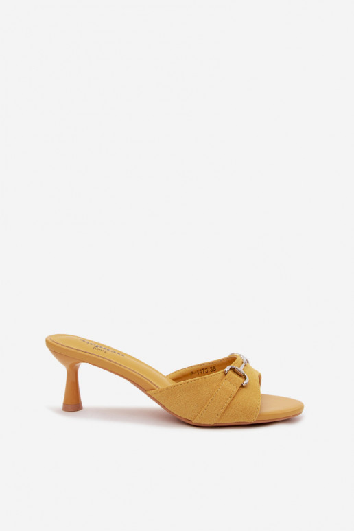 Ciabatte gialle da donna con tacco sottile e dettagli decorativi Poppia