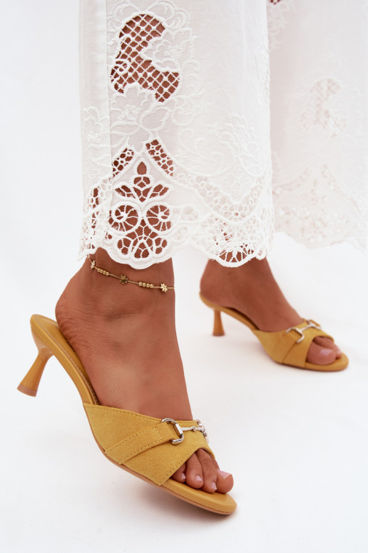 Ciabatte gialle da donna con tacco sottile e dettagli decorativi Poppia