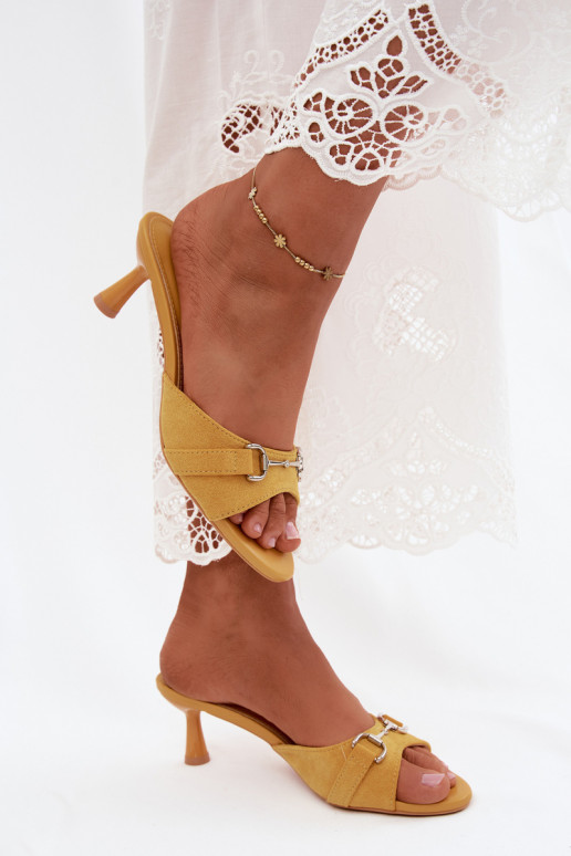 Ciabatte gialle da donna con tacco sottile e dettagli decorativi Poppia