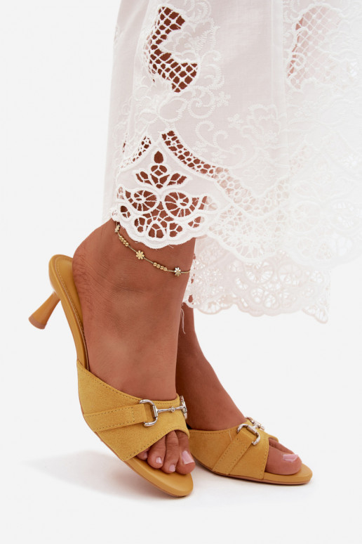 Ciabatte gialle da donna con tacco sottile e dettagli decorativi Poppia