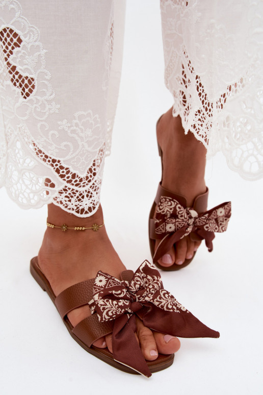Pantofole da donna con tacchi larghi con nastri colore marrone Caprissa