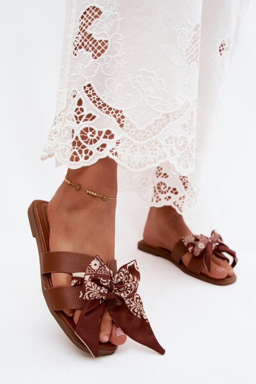 Pantofole da donna con tacchi larghi con nastri colore marrone Caprissa