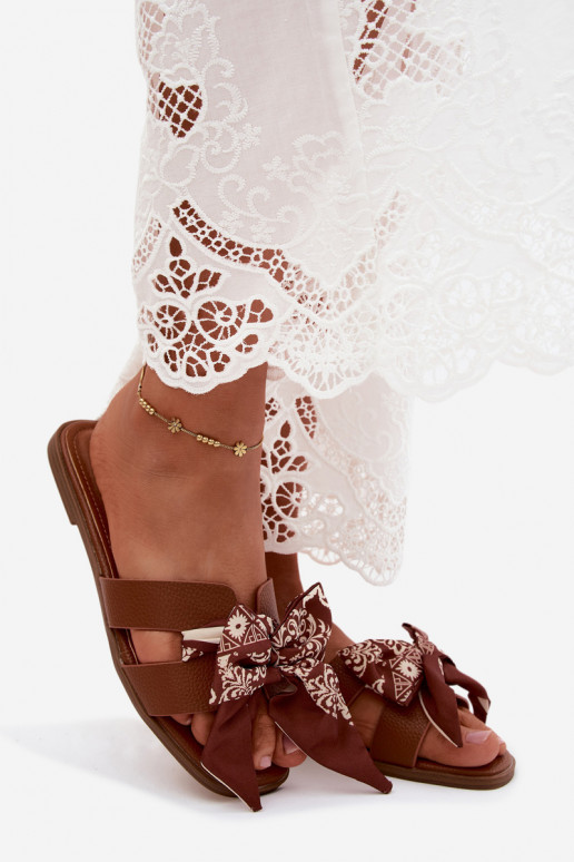 Pantofole da donna con tacchi larghi con nastri colore marrone Caprissa