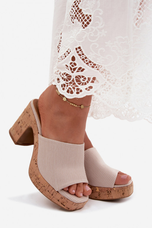 Pantofole da donna con tacchi e righe in colore sabbia Poplina