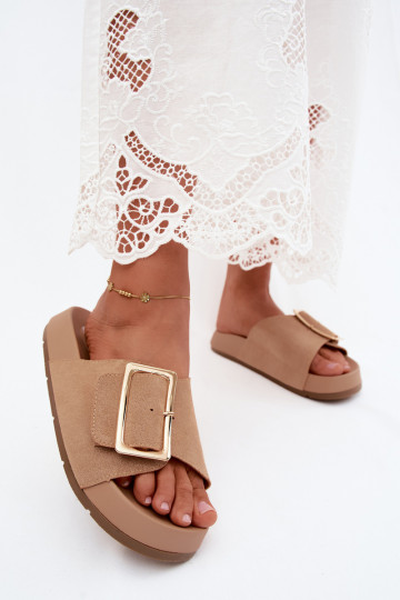 Chinelli da donna color sabbia con fibbie dorate e piattaforma in suede sintetico Coralora