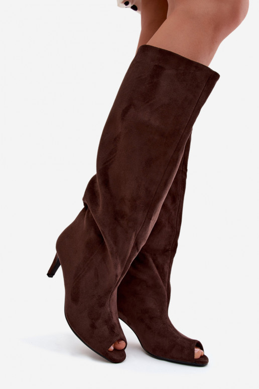 Stivali lunghi color cioccolato con punta aperta in suede sintetico su tacco sottile Puffina