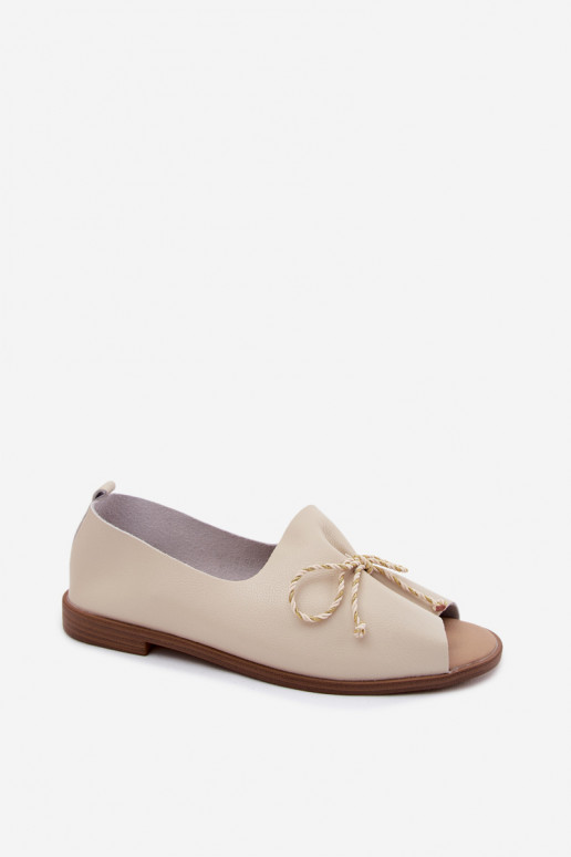 Sandali beige da donna con lacci decorativi e finitura lucida in pelle sintetica Coltrania
