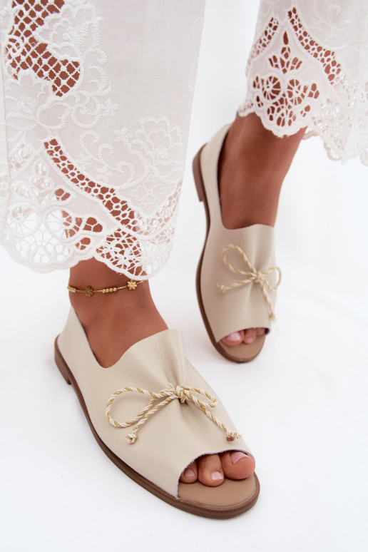Sandali beige da donna con lacci decorativi e finitura lucida in pelle sintetica Coltrania